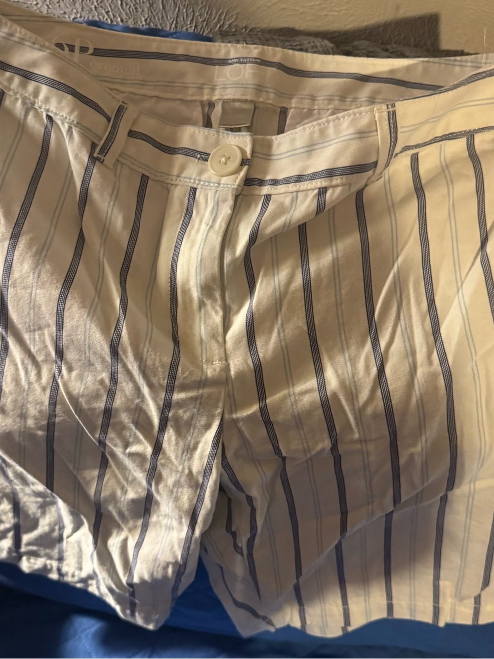 Ann Taylor Loft White Shorts with Navy Pinstripes Size 6P Original